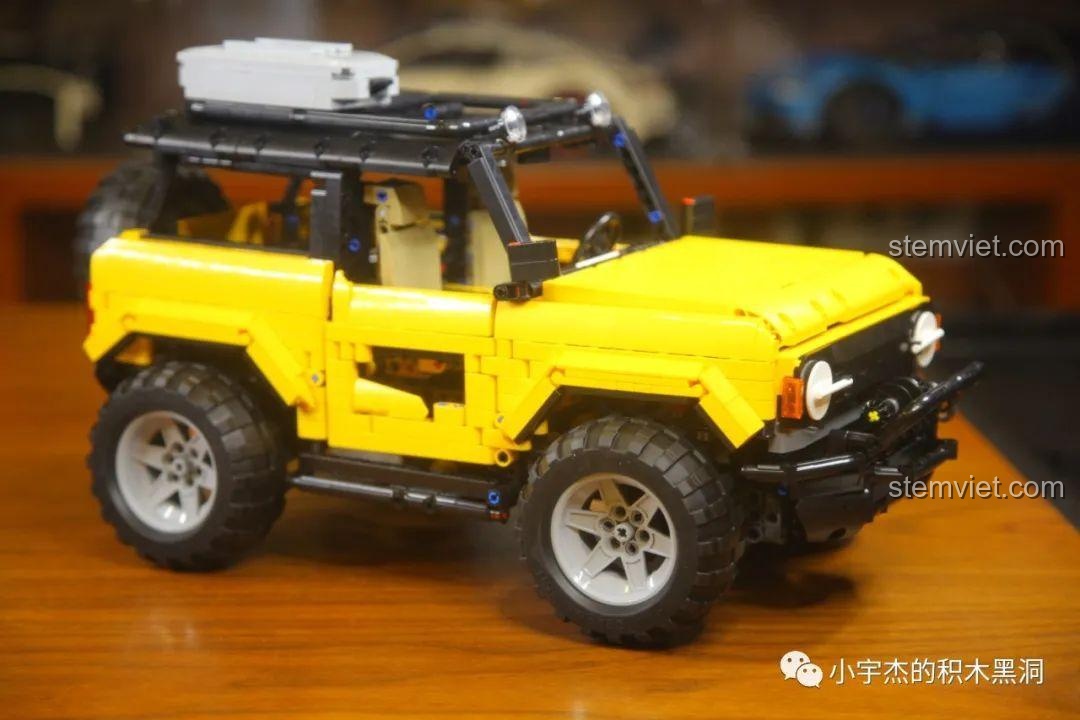 Góc nhìn 3/4 từ phía sau của mô hình Ford Bronco MY88005 hoàn thiện.