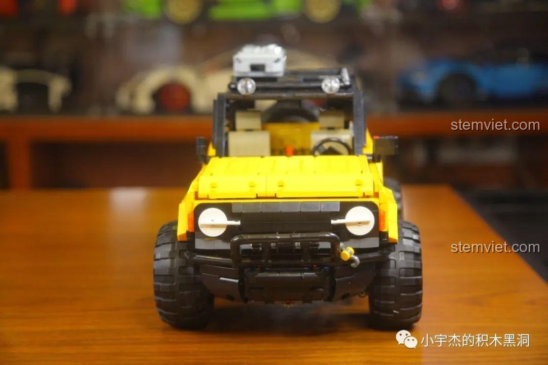 Góc nhìn chính diện của mô hình Ford Bronco MY88005 hoàn thiện.
