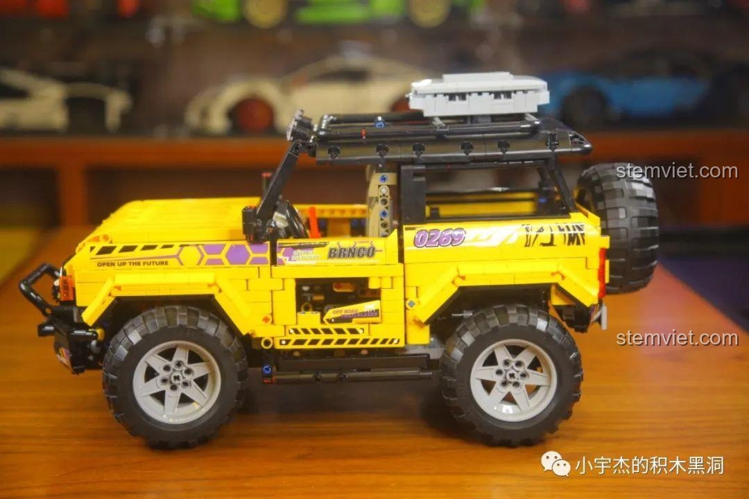 Góc nhìn ngang hoàn chỉnh của xe Ford Bronco MY88005 sau khi lắp ráp.