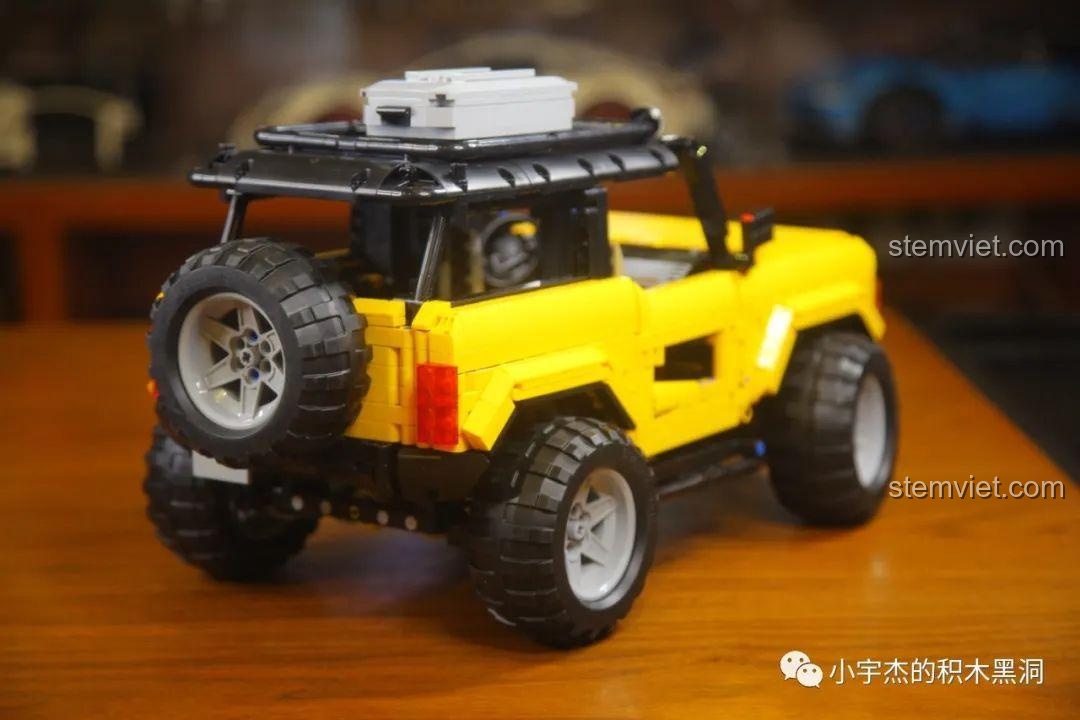 Góc nhìn từ phía sau của mô hình Ford Bronco MY88005, nổi bật lốp dự phòng.