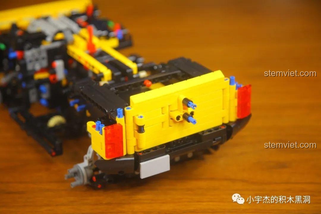 Chi tiết phần đuôi xe Ford Bronco MY88005 đang được hoàn thiện.