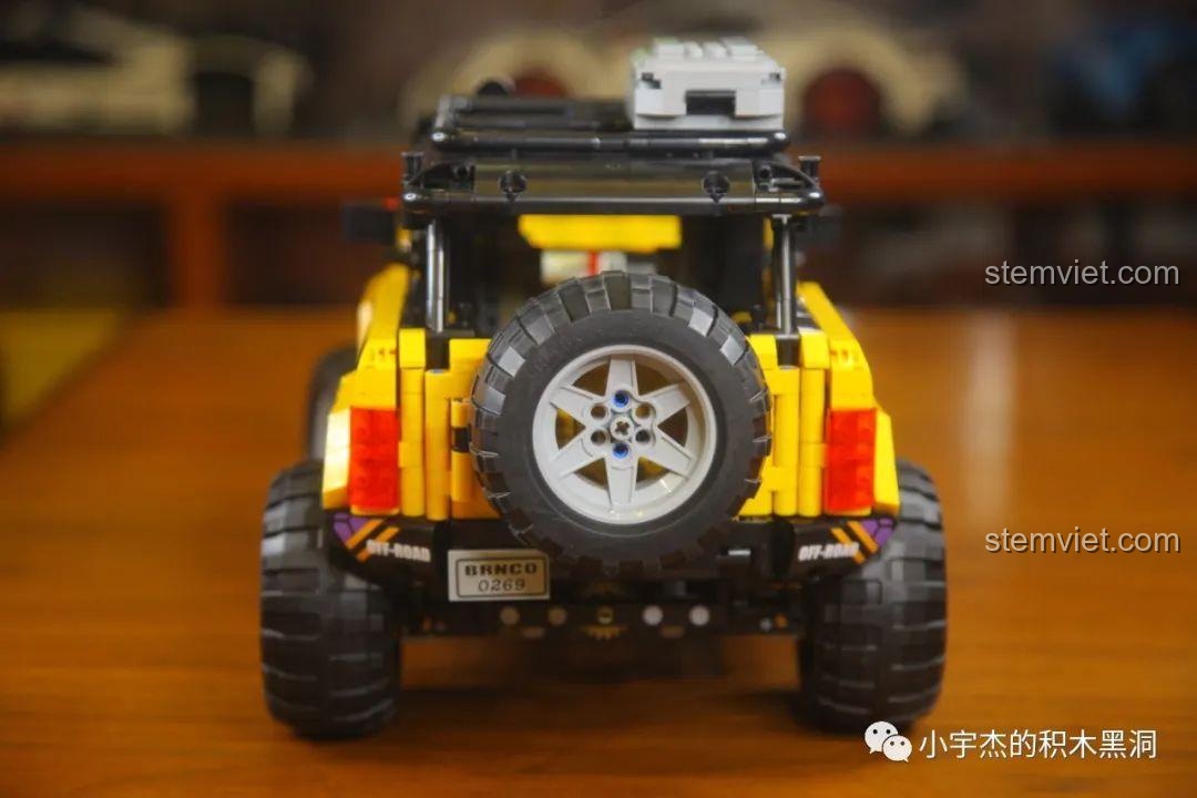 Lốp dự phòng được gắn chắc chắn ở đuôi xe Ford Bronco MY88005.