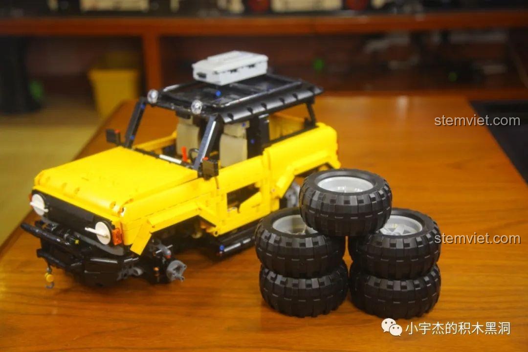 Năm chiếc lốp địa hình cỡ lớn và la-zăng của bộ MOYU BLOCK MY88005.