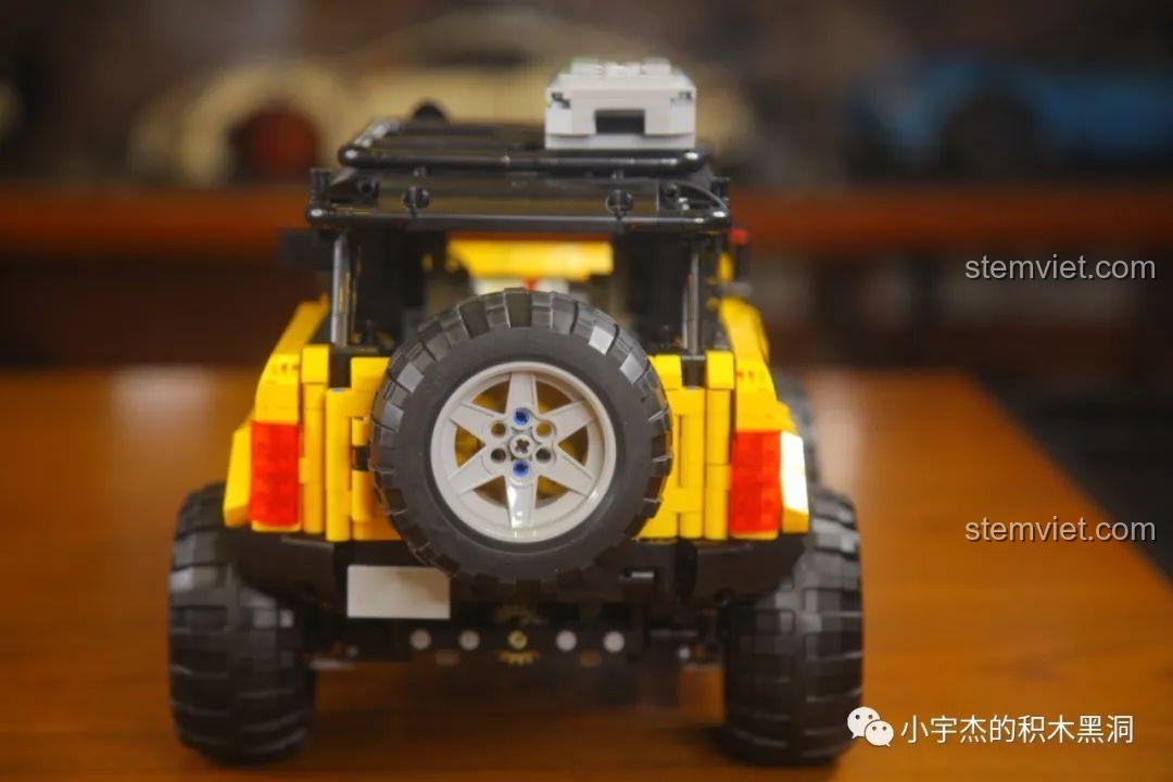 Cửa sau của xe Ford Bronco MY88005 có thể mở ra.