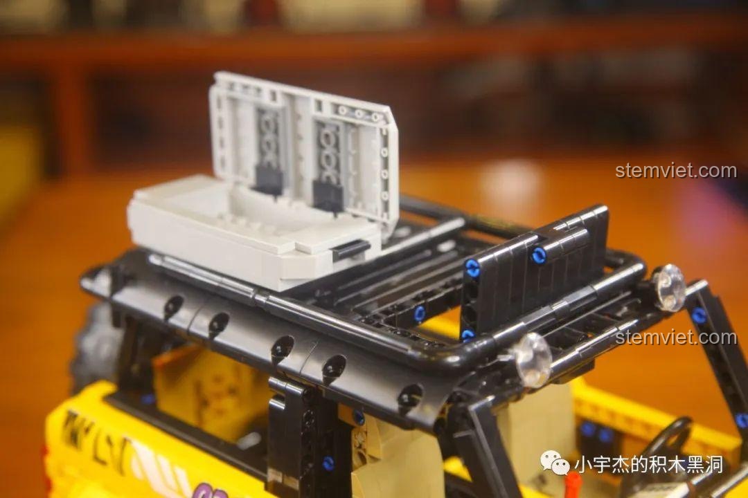 Hộp đồ trên nóc xe Ford Bronco MY88005 có thể mở ra.