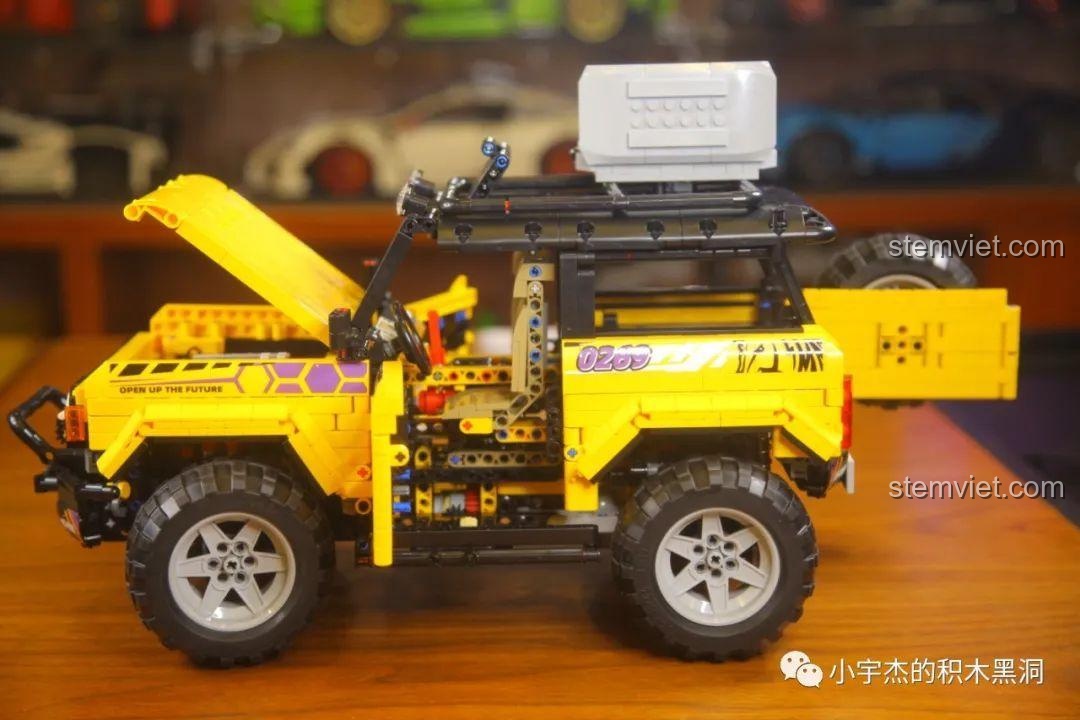 Góc nhìn ngang khi mở mui xe và cửa sau của mô hình Ford Bronco MY88005.