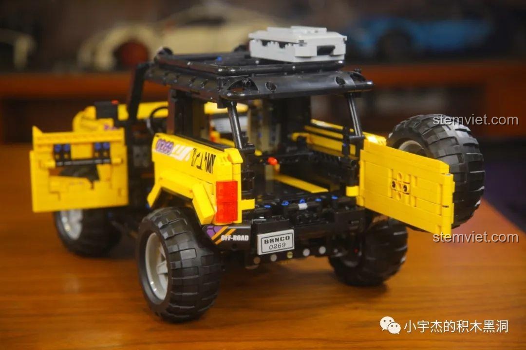 Toàn bộ cửa xe và cửa sau của mô hình Ford Bronco MY88005 đều có thể mở.