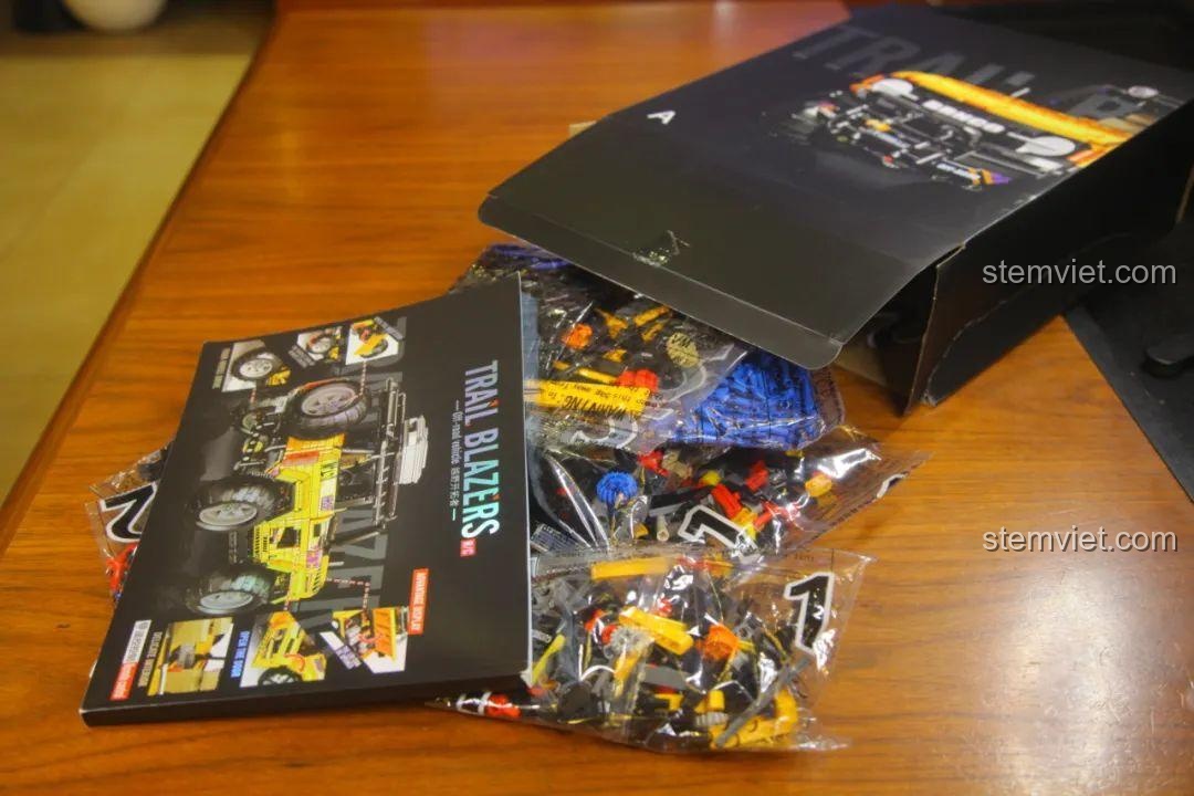 Quá trình unbox bộ đồ chơi MOYU BLOCK MY88005, sách hướng dẫn và các túi chi tiết được lấy ra.