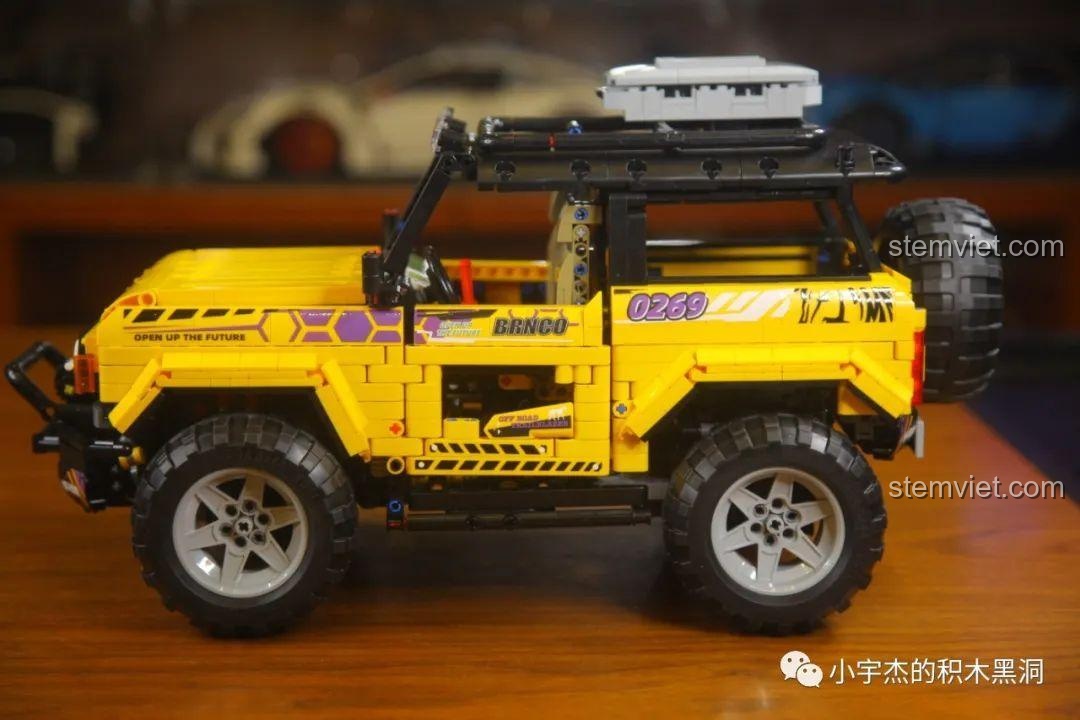 Mô hình Ford Bronco MY88005 sau khi dán decal trang trí, trông thể thao và cá tính hơn.