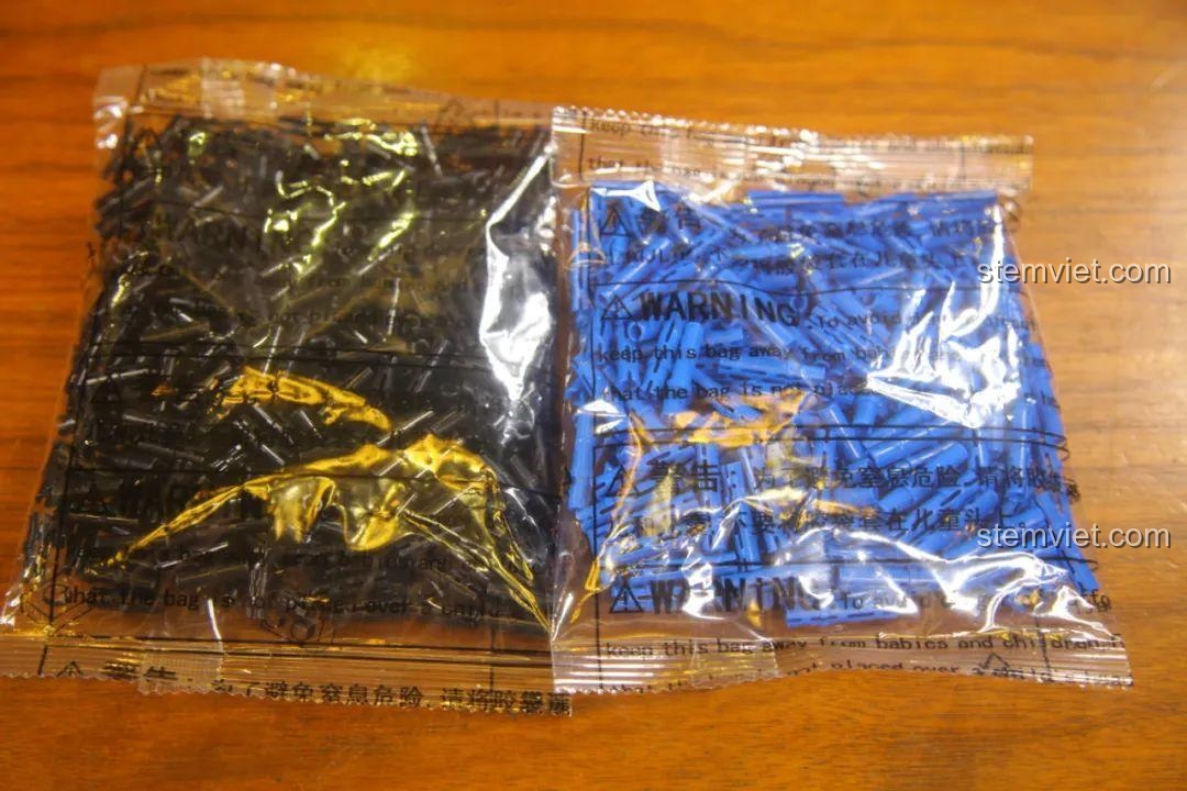 Các túi đựng chốt pin Technic màu đen và xanh của bộ MOYU BLOCK MY88005.