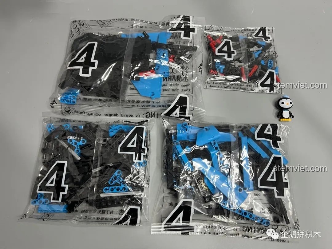 Các túi chi tiết được đánh số 4, chuẩn bị cho bước lắp ráp thân xe màu xanh của Moyu Block MY88008.