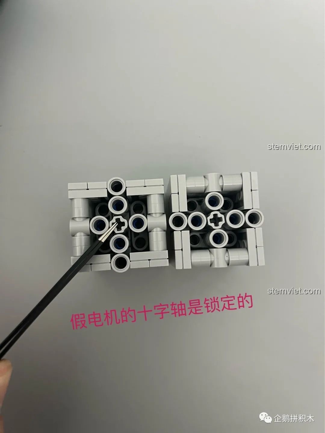 Chi tiết động cơ giả của mô hình Moyu Block MY88008 Bugatti Bolide, được làm tinh xảo.