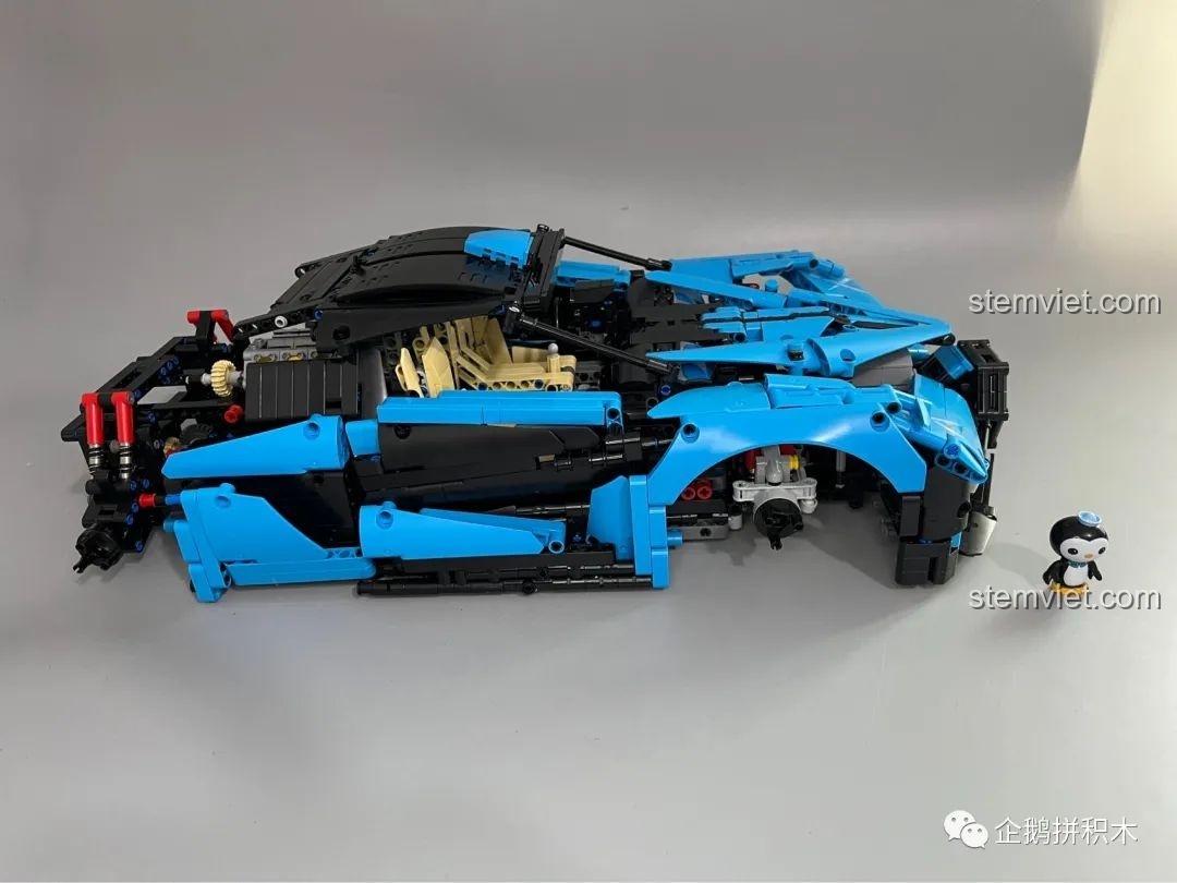 Phần đuôi xe và động cơ của mô hình Moyu Block MY88008 Bugatti Bolide nhìn từ phía sau.