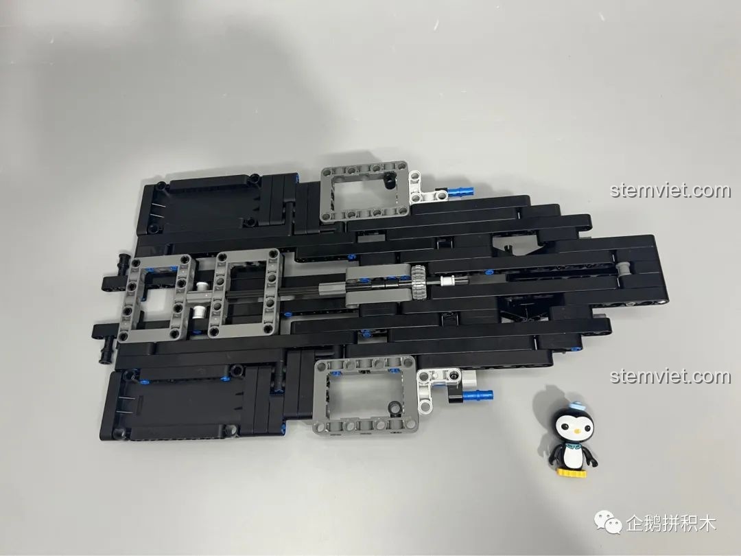 Tiếp tục quá trình lắp ráp khung gầm của bộ Moyu Block MY88008 Bugatti Bolide.