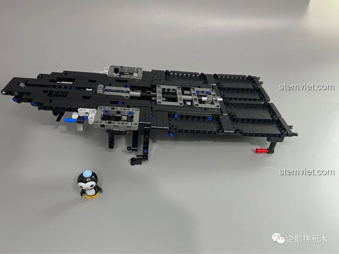 Góc nhìn khác của khung gầm mô hình Moyu Block MY88008 Bugatti Bolide, thể hiện các chi tiết kỹ thuật.