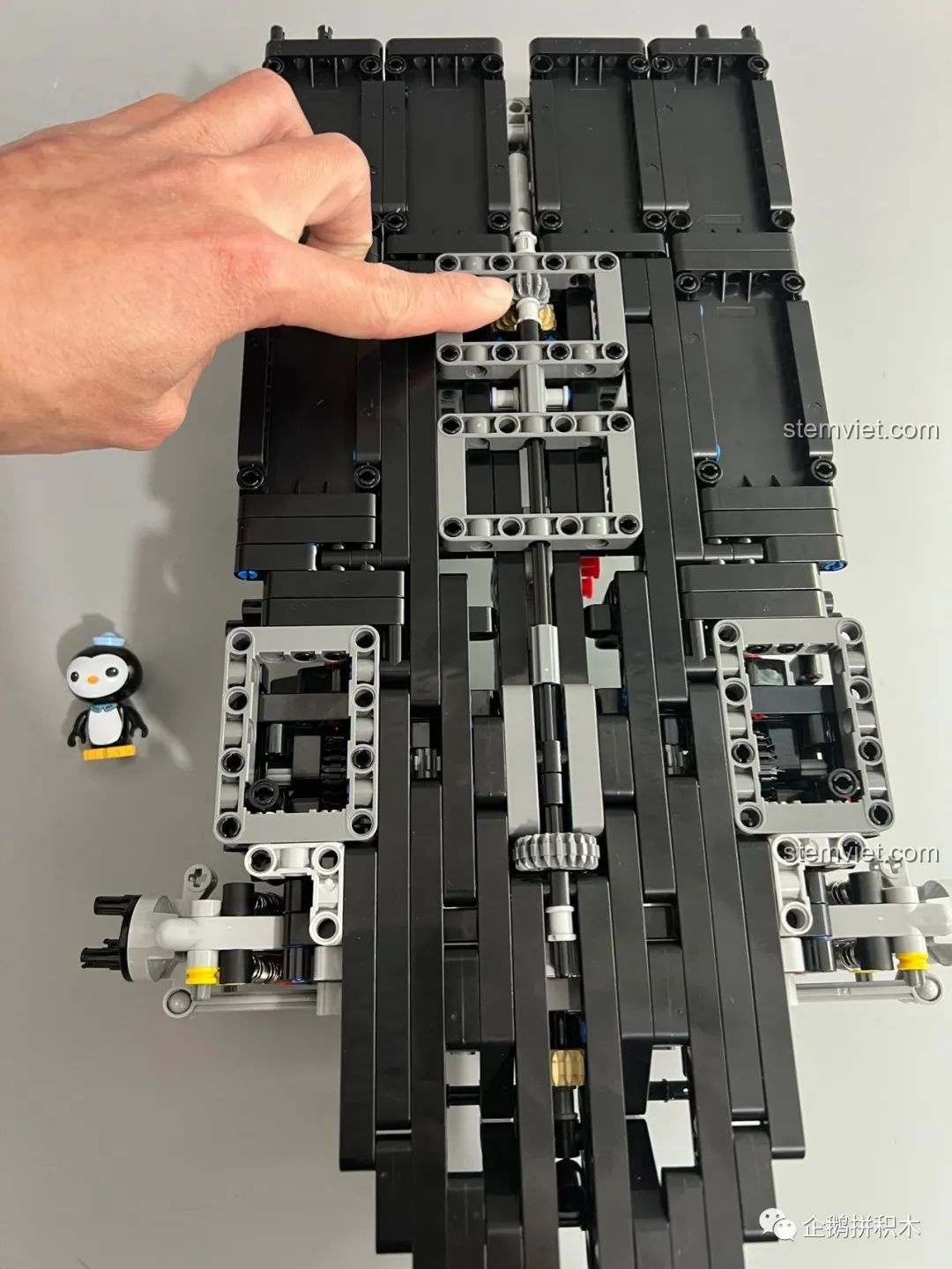 Hệ thống truyền động bánh sau của mô hình Moyu Block MY88008 Bugatti Bolide nhìn từ gầm xe.