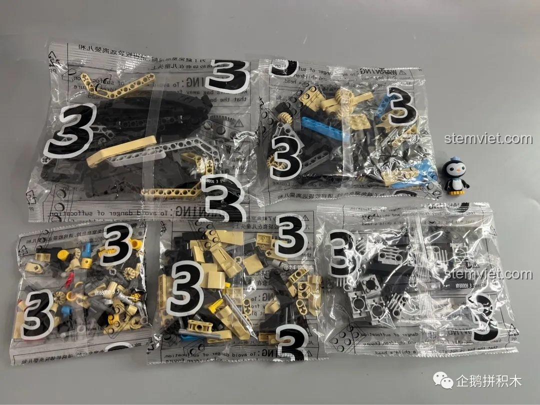 Các túi chi tiết được đánh số 3 của bộ lắp ráp Moyu Block MY88008 Bugatti Bolide, chứa các mảnh cho nội thất và động cơ.