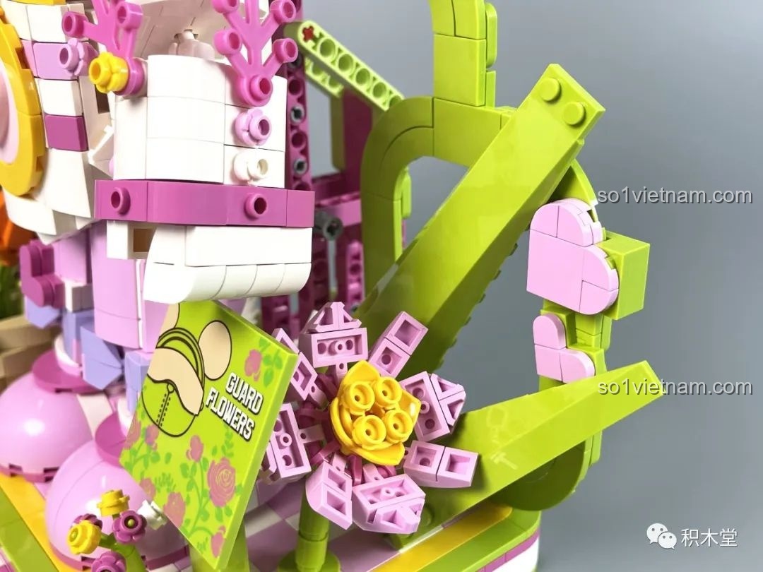 Toàn cảnh mô hình Gấu Vũ Trụ Bảo Vệ Hoa MOYU BLOCK MY89101
