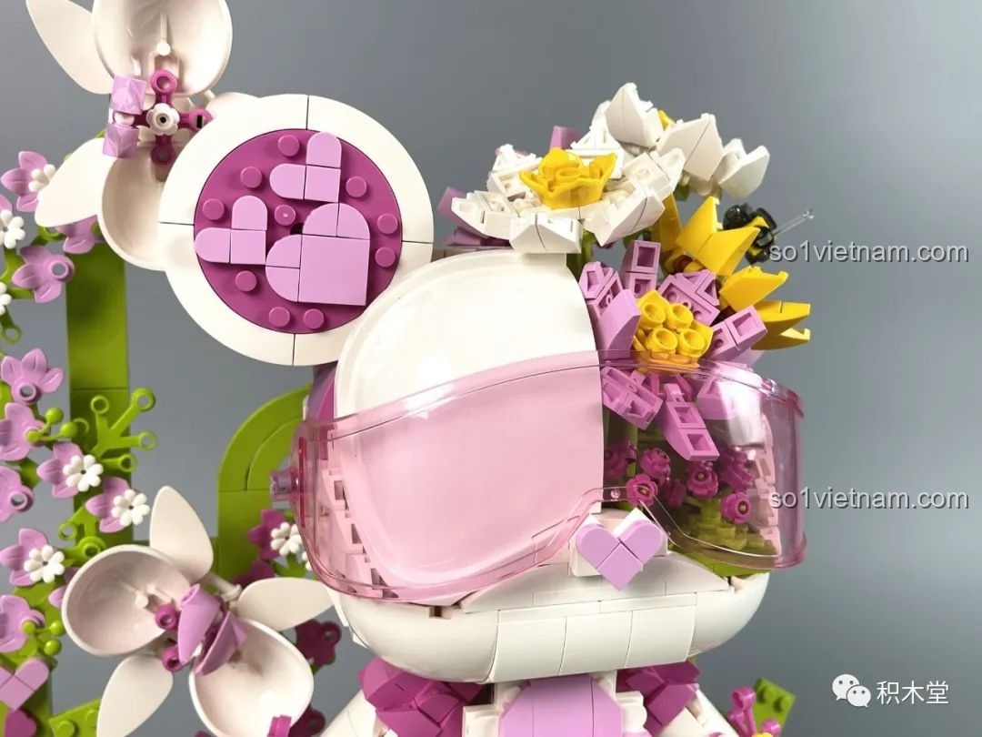 Thành phẩm Gấu Vũ Trụ Bảo Vệ Hoa MOYU BLOCK MY89101 nhìn từ bên cạnh