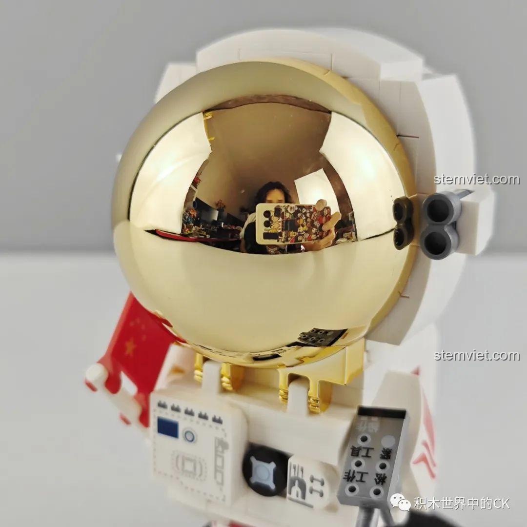 Cận cảnh mũ bảo hiểm mạ vàng của phi hành gia Keeppley K10209, phản chiếu hình ảnh người chụp rõ nét.