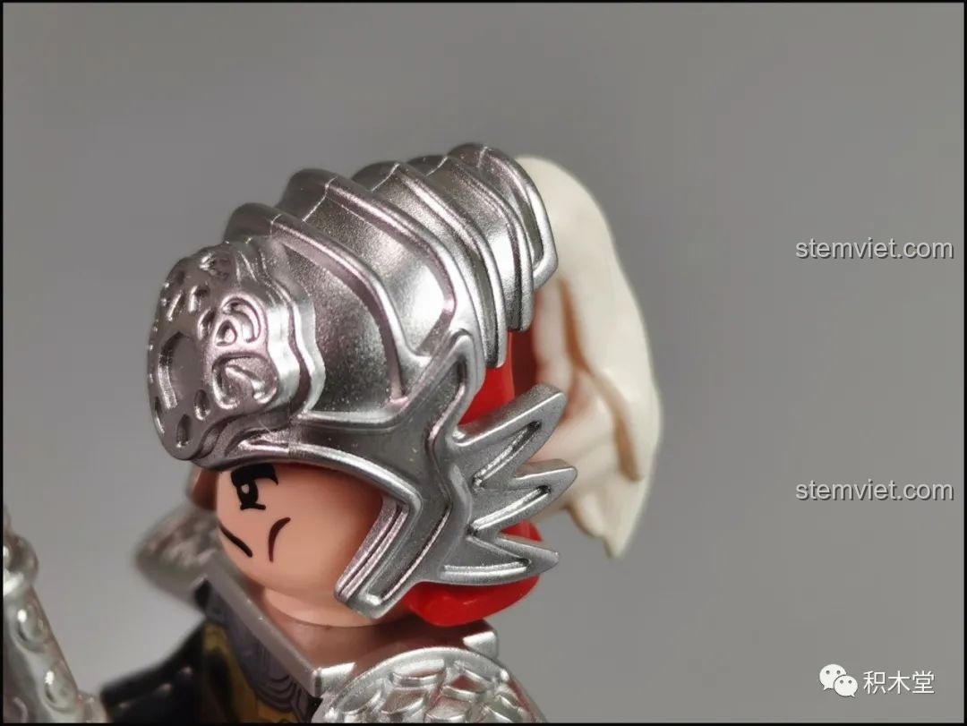 Cận cảnh chiếc mũ giáp hai lớp của minifigure Thái Sử Từ DECOOL 2030C, một chi tiết thiết kế độc đáo và ấn tượng.