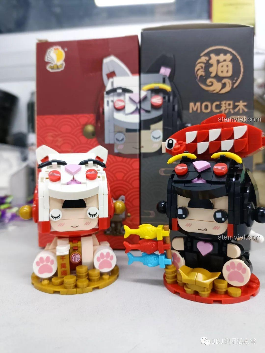 Toàn cảnh bộ đôi mô hình Xiao Meng Ji 2053 và 2054 cùng với vỏ hộp, sẵn sàng để mua làm quà tặng.