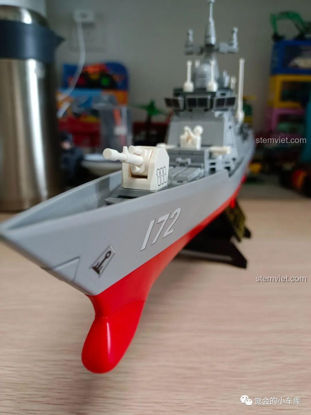 Góc nhìn từ mũi tàu mô hình SEMBO 202029, làm nổi bật pháo hạm chính 130mm và hình dáng mạnh mẽ của tàu khu trục Type 052D.