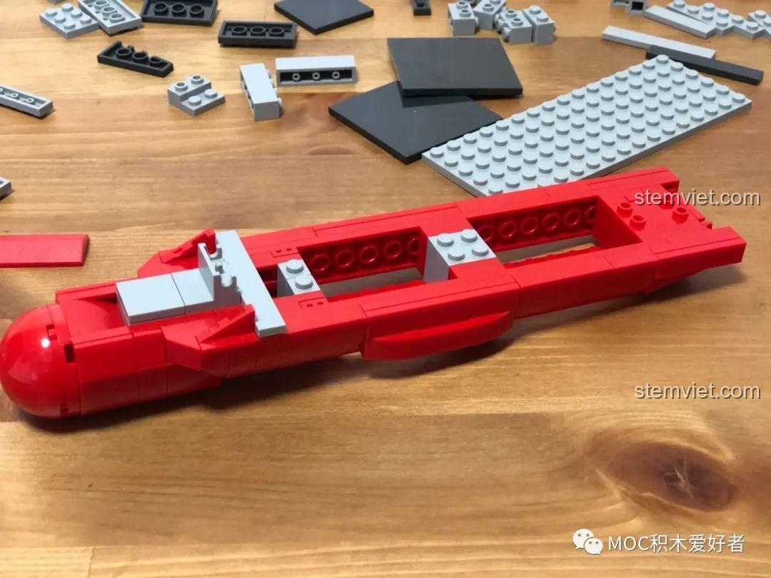 Cận cảnh phần mũi tàu hình củ hành đặc trưng của mô hình Tàu sân bay Sơn Đông.