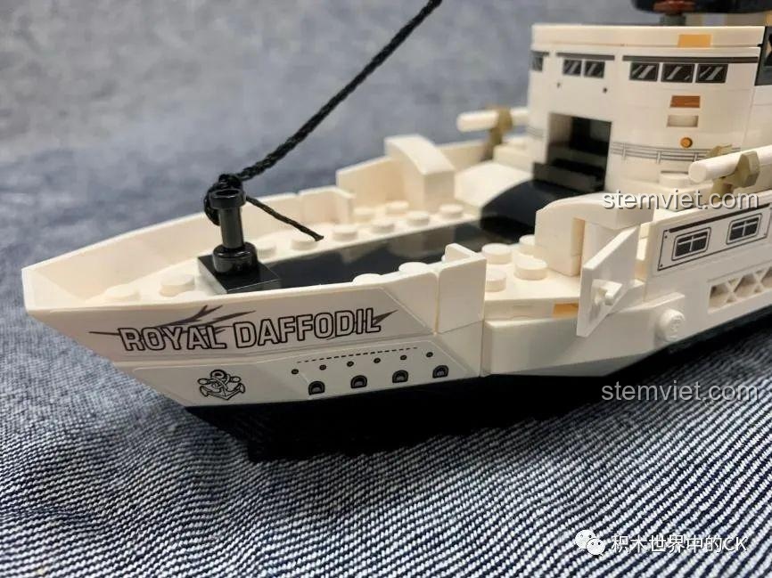 Cận cảnh chi tiết mũi tàu của bộ lắp ráp Tàu Hoàng Gia Daffodil với tên tàu được in sắc nét, sản phẩm đáng tiền.