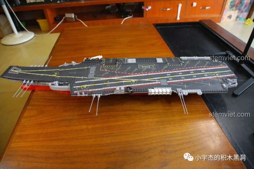 Cận cảnh phần mũi tàu với các chi tiết vũ khí của bộ lắp ráp Mô Hình Tàu Sân Bay Sơn Đông SEMBO 202001.