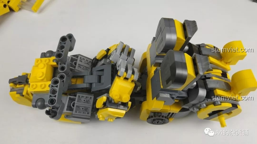 Phần mui và đuôi xe của mô hình Panlos Brick 621019 Robot Biến Hình, cho thấy sự kết nối các mảnh ghép để tạo thành hình dáng xe hoàn chỉnh.