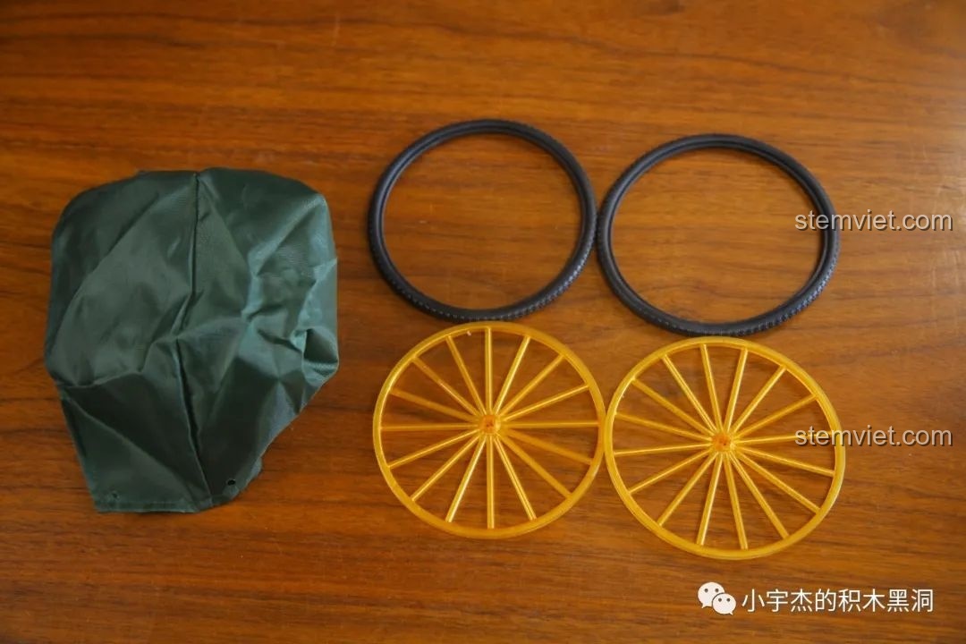 Các bộ phận đặc biệt của mô hình xe kéo tay AchKo: mui vải xanh, lốp cao su và vành xe màu vàng.