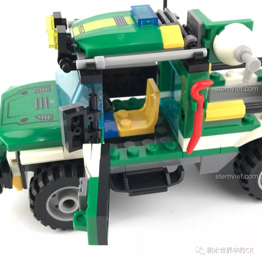 Mui xe của xe cứu hộ SEMBO SD9552 có thể lật lên, một tính năng thông minh giúp dễ dàng đặt minifigure vào vị trí lái.