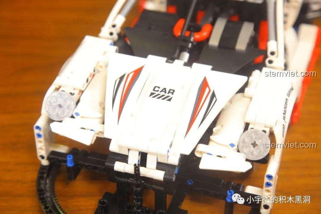 Cận cảnh phần mui xe và nắp capo của xe BrickCool KC010 với các họa tiết sọc đua xe ấn tượng.