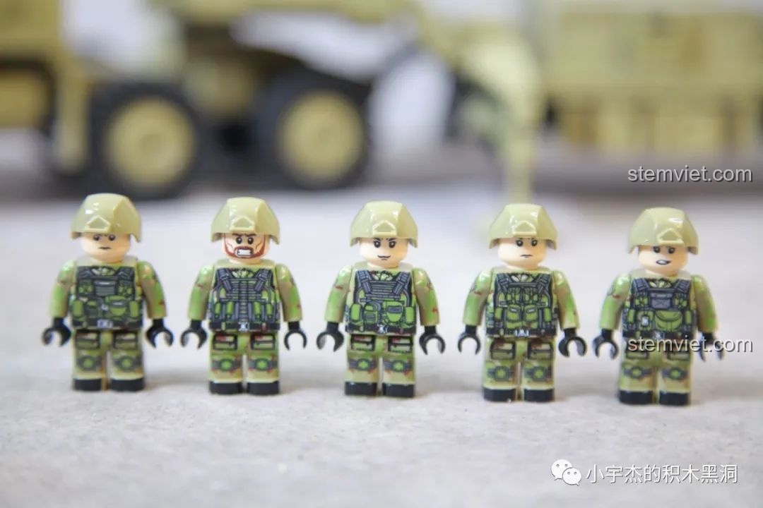 Năm minifigure lính đi kèm trong bộ đồ chơi xây dựng Hệ thống phòng không di động M983 với trang bị đầy đủ.