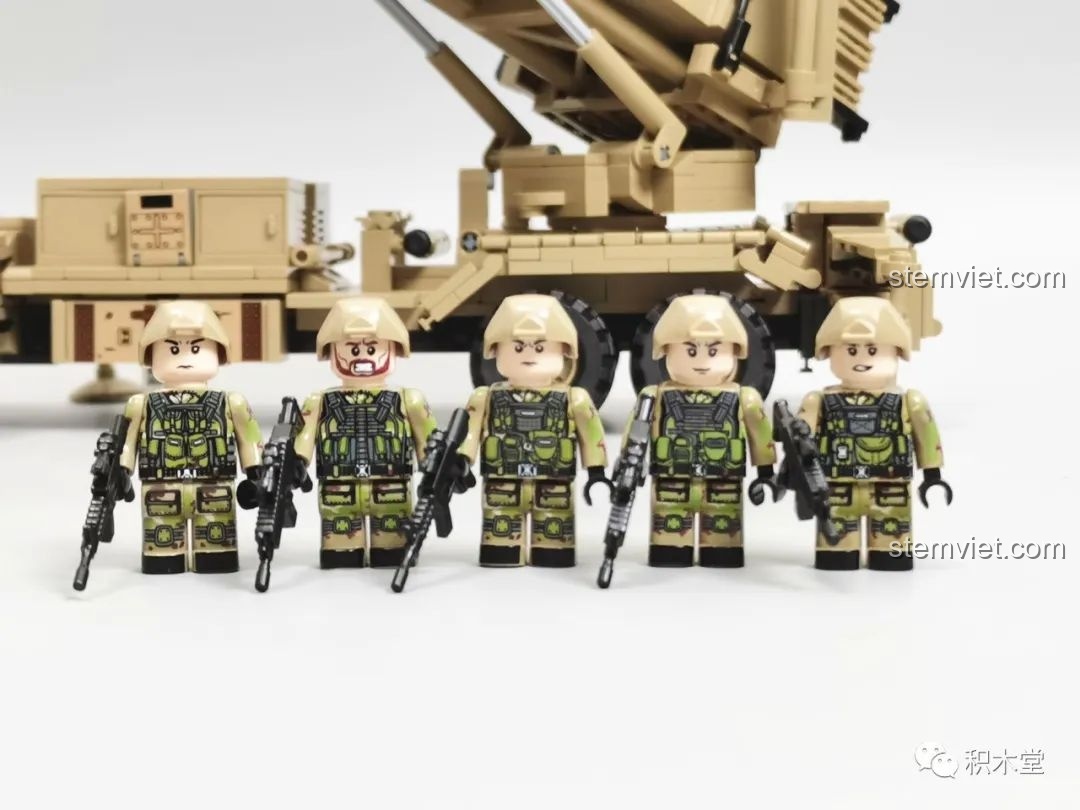 Năm minifigure người lính đi kèm bộ đồ chơi Hệ thống phòng không di động M983 Panlos Brick giá rẻ.