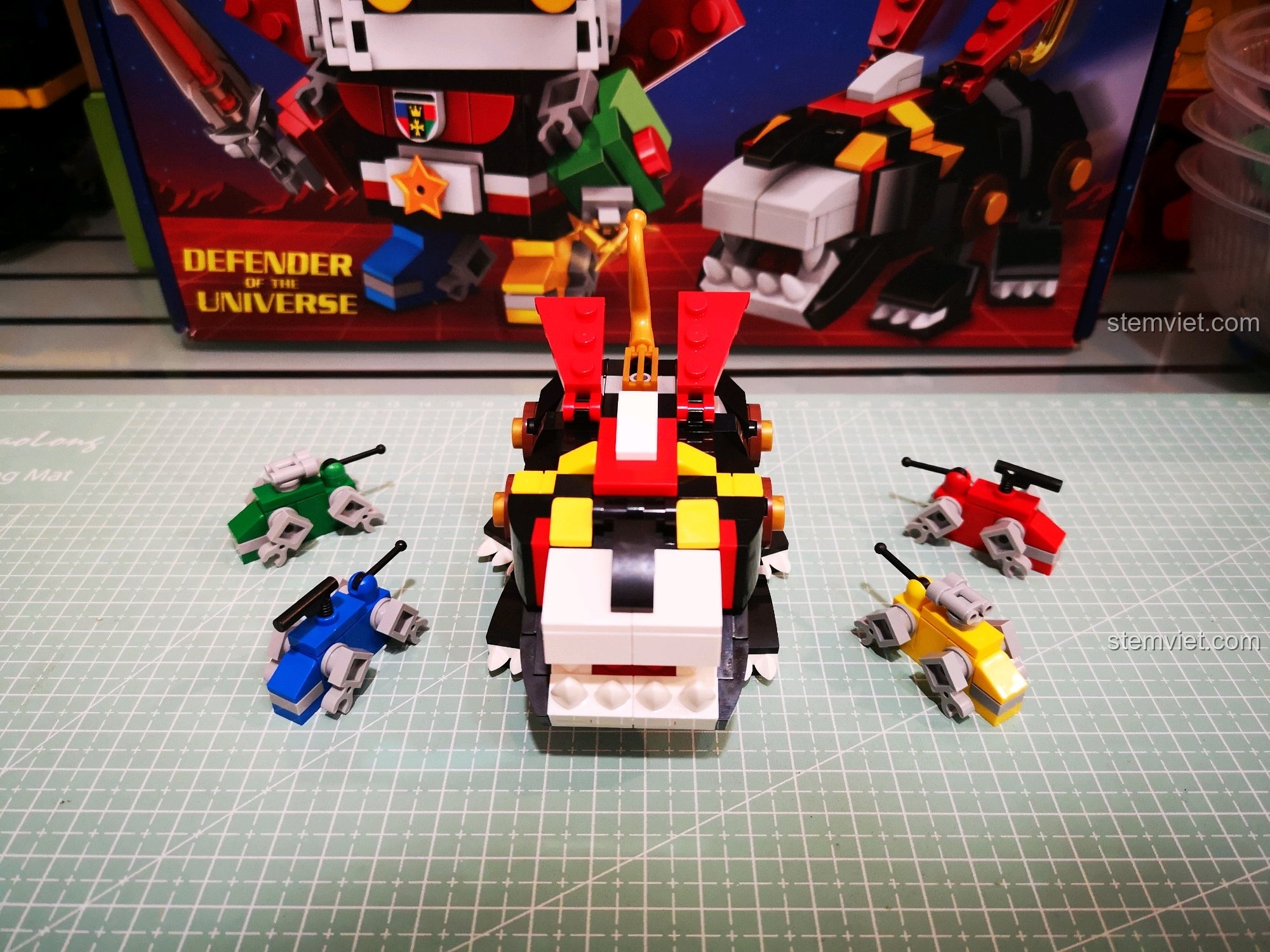 Năm sư tử máy của bộ Decool 18002 đã được lắp ráp hoàn chỉnh, sẵn sàng hợp thể thành Voltron.