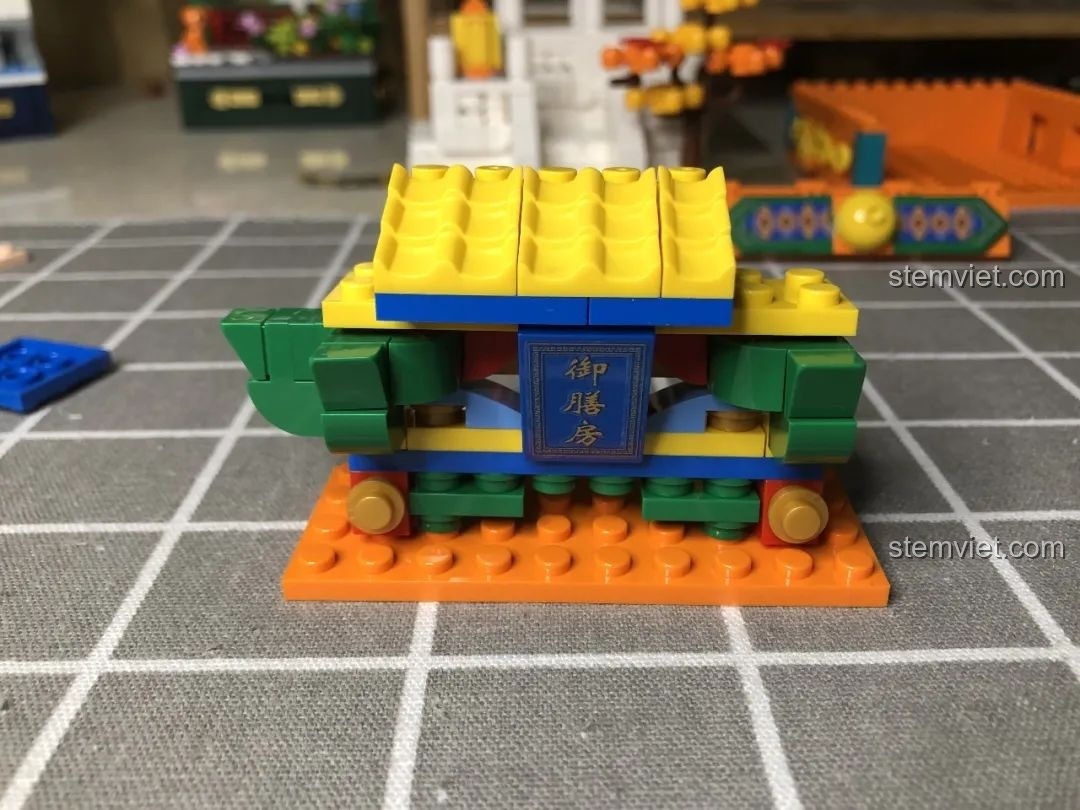 Phần mái của Wekki 506004 Cảnh Thu được nâng lên, chuẩn bị lắp vào các cột trụ chính.