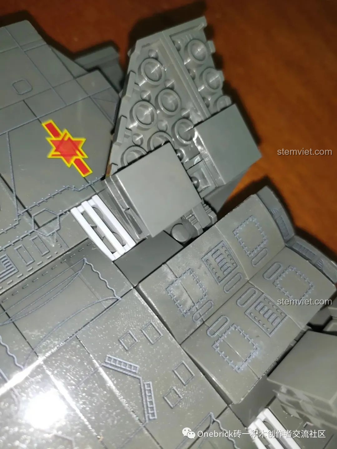 Nắp buồng lái của mô hình CAYI 2254 J-20 đóng kín và chắc chắn, ôm sát vào thân máy bay.