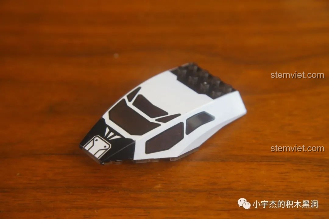 Nắp buồng lái được in sẵn của tàu con thoi GUDI 10803, một chi tiết cao cấp.