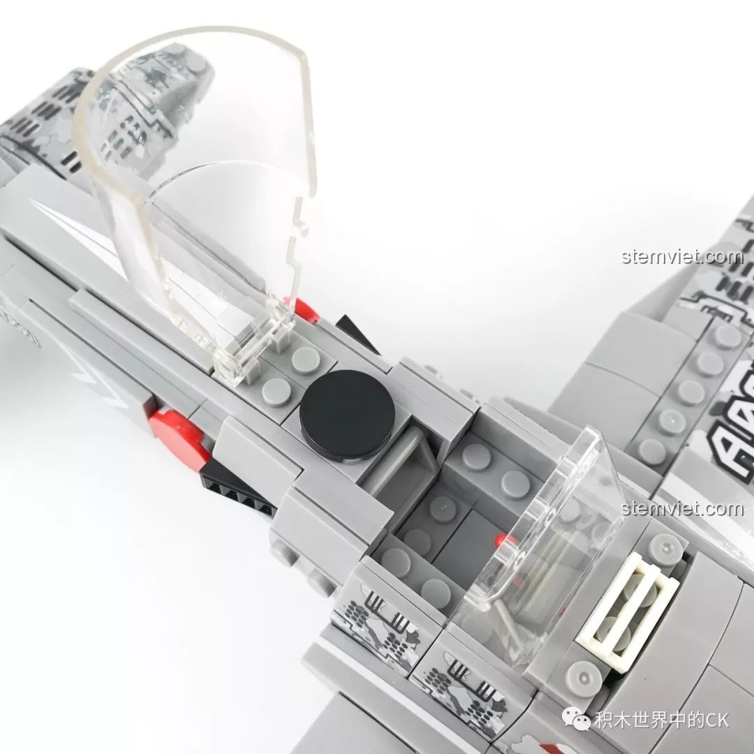 Nắp buồng lái của máy bay Zero Sembo 12781 có thể mở ra, bên trong có không gian cho minifigure.