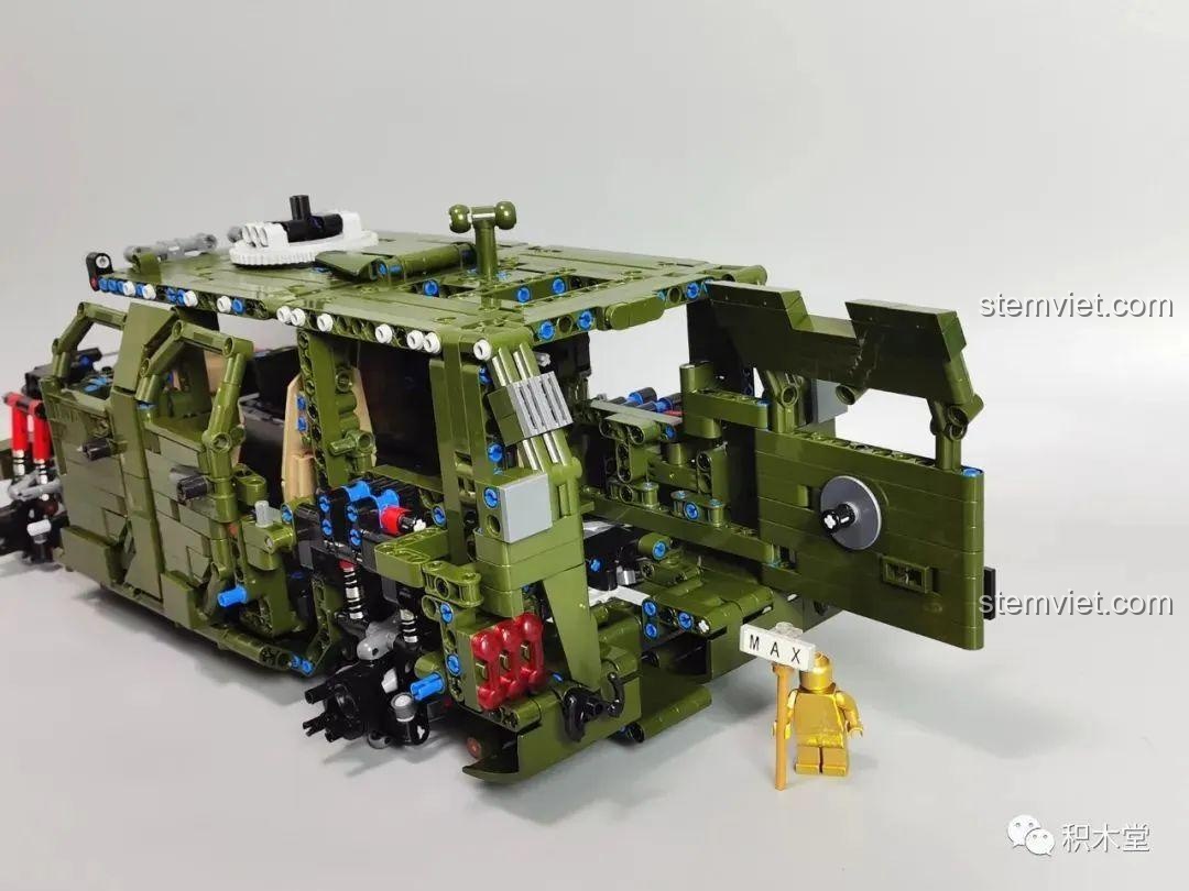 Nắp capo và bảng điều khiển của Xe Jeep Quân Sự Mạnh Mẽ Taigaole T4015 đang được lắp ráp, với thanh chống tiện lợi.