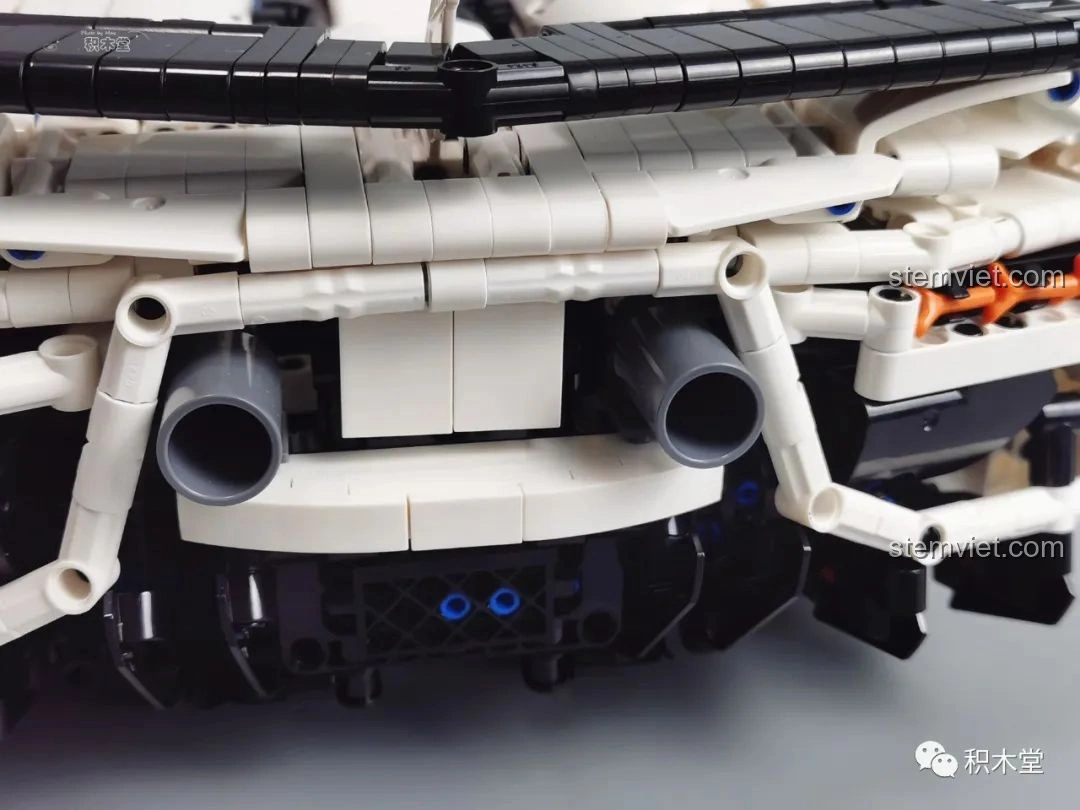 Nắp capo phía trước của mô hình Feifan F10002 Lamborghini Aventador SVJ Roadster có thể mở và có thanh chống.