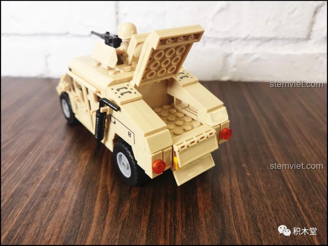 Nắp capo của mô hình Hummer H1 M38-B0837 có thể mở lên, để lộ chi tiết động cơ bên trong.