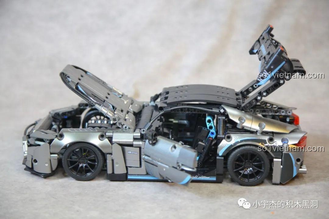 Nắp capo của mô hình xe Mercedes AMG Bạc Quỷ MJ Blocks 8620A đang mở, để lộ khối động cơ chi tiết được lắp ráp bên trong.