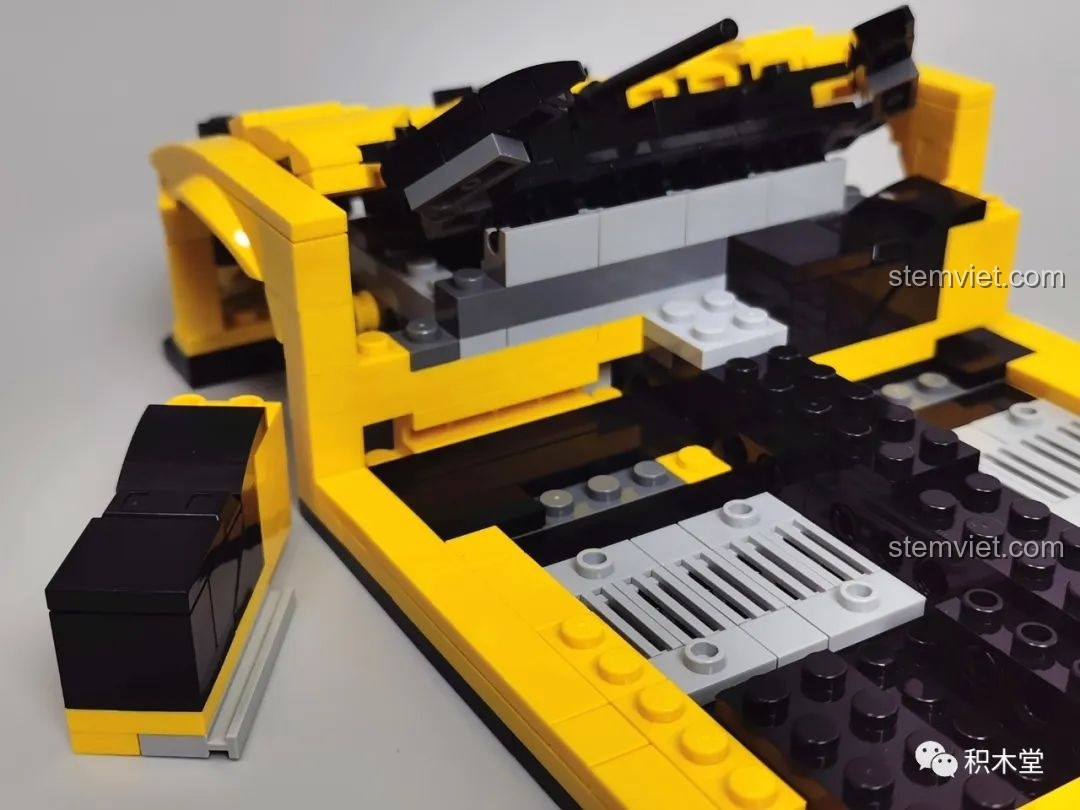 Nắp capo mô hình Lego Koenigsegg Regera màu vàng có thể mở.