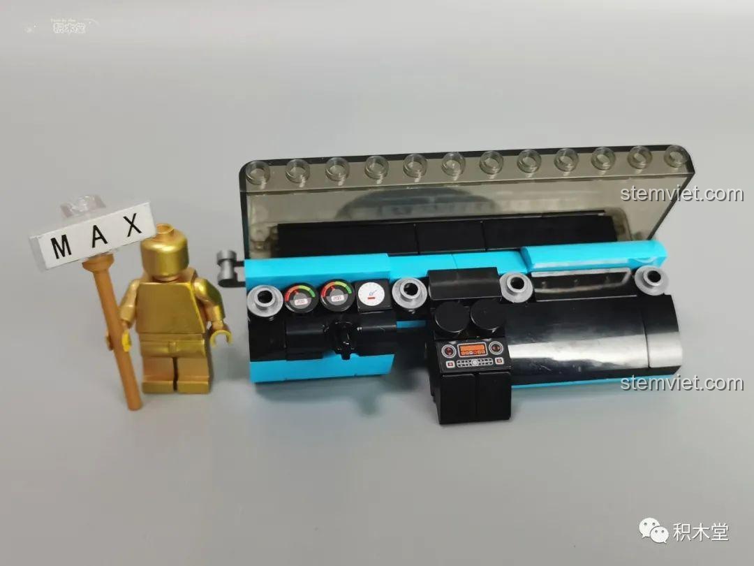 Nắp capo của Mould King 10017 Rolls-Royce Cullinan có thể mở lên, lộ động cơ bên trong.