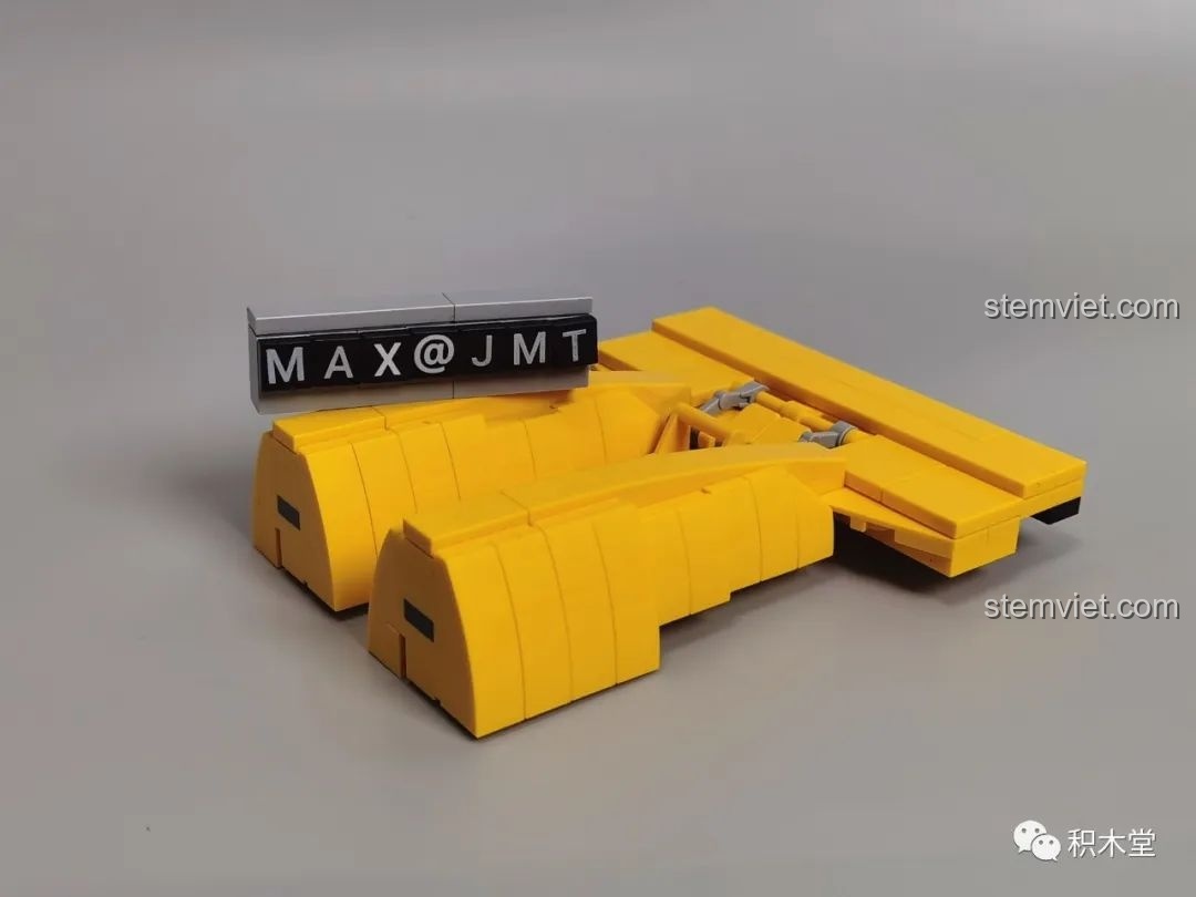 Nắp capo sau và cánh gió của mô hình Lego Koenigsegg Regera màu vàng.