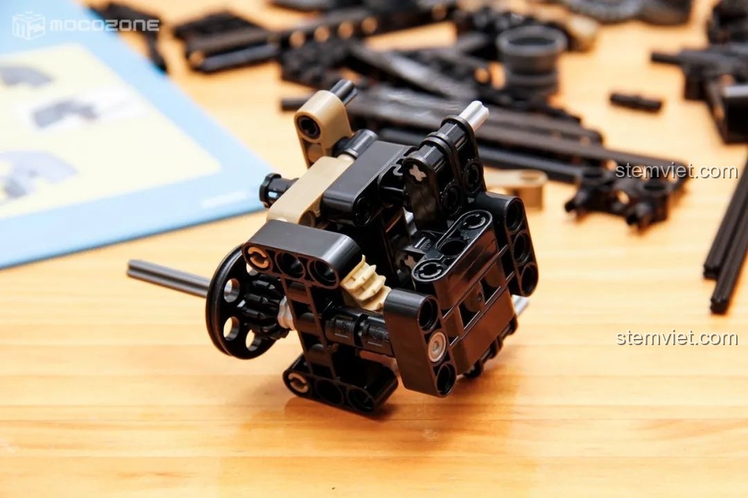 Nắp capo sau Humvee H1 đang mở.