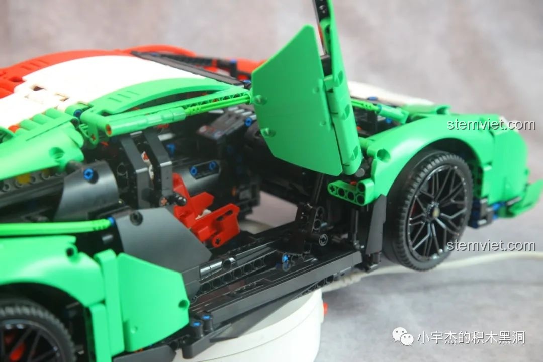 Phần nắp capo phía trước của mô hình K-box 10222, với thiết kế góc cạnh và các đường gân dập nổi đặc trưng.